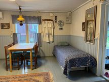 Oleskelutila saunarakennuksessa.