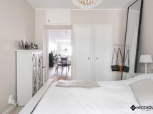 Päämakuuhuoneen näkymä olohuoneen suuntaan.