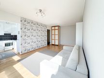 Huone on avara ja valoisa lounaan puoleisen ison ikkunan ansiosta.