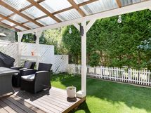 Terassi ja takapiha, jossa kestonurmi