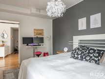 Makuuhuoneeseen mahtuu myös työpiste.