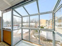 Näkymä toisen kerroksen parvekkeelta länteen.