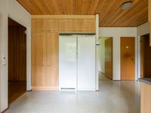 Jääkaappi ja pakastinkaappi ovat melko uusia. ruuan säilytykseen on paljon kaappitilaa.