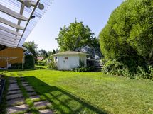 Pieni pihavaja takapihalla