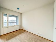 Makuuhuone on kivan kokoinen