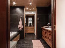 Kylpyhuoneosasto alakerrassa
