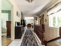 Eteinen, edessä olohuone, vasemmalla mh 1, oikealla kulku alakertaan