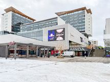 Kauppakeskus Ainon lukuisiin palveluihin kävelet parissa minuutissa.