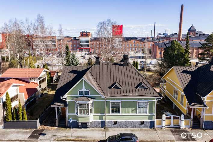 Omakotitalo, 4 mh, oh, k, ruokasali, aula, kph, 2 wc. alak. tv-huone, kuntosli/baari, 2mh, varasto, khh,ph,s., 220/420 m², Isosanta