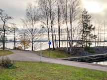 Lauttasaaren kävely- ja pyöräreitti kiertää koko Lauttasaaren.