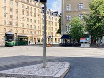 Raitiovaunut kulkevat suoraan talon edestä, Helsinginkatua pitkin.