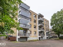 Julkisivua takapihan puolelta