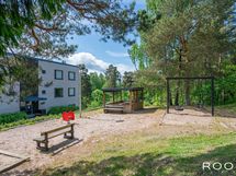 Luonnonläheiseltä piha-alueelta löytyy leikkipaikkoja lapsille ja levähdyspaikkoja varttuneemmille.