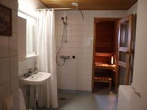 kylpyhuone / wc ja ovi saunaan