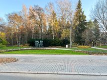 Tien toisella puolella on Ystävyydenpuisto.