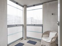 Suuri lasitettu parveke toimii lisähuoneena pitkälle syksyyn.