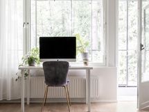 Olohuoneeseen mahtuu myös työpiste