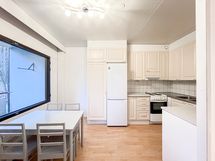 Keittiö on käytännöllinen ja hyvin varusteltu.