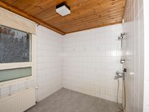 Kylpyhuone on tilava.