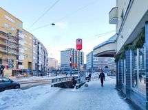 Kurvin metroasema n. 100 m päässä. Myös bussit ja ratikat liikennöivät tiuhaan.