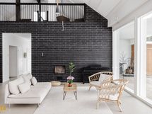 Varaava takka upotettu tiiliseinään