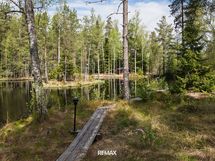 Huvimajalta pääsee rantaa pitkin saunarakennukselle