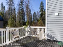 Aurinkoinen parveke keittiön yhteydessä
