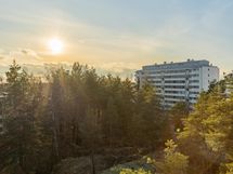 Kaunis auringon lasku parvekkeelta katsottuna