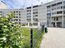 Taloyhtiön sisäpiha on vehreä ja rauhallinen.