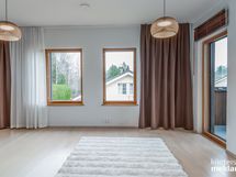 Päämakuuhuone olisi myös helposti jaettavissa kahdeksi/ Huvudsovrummet kunde delas