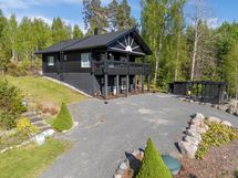Talo ja grillauspaikka
