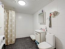 Iso kylpyhuone/wc