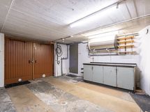 Autotalli, jonka yhteydessä on myös puuvarasto