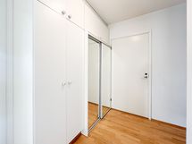 Eteisessä on hyvin kaappitilaa