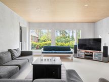 Valoisasta olohuoneesta on isot ikkunat takapihalle.