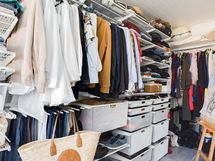 Makuuhuoneen yhteydessä suuri vaatehuone