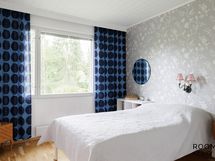 ...makuuhuone jossa on...