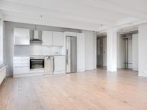 Asunnossa on tilava ja avara avokeittiö.