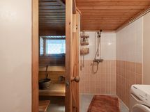 Pesuhuone ja sauna  kellarikerroksessa