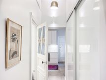 Kylpyhuoneen ovessa on lasikoriste ja pyykkihuolto onnistuu käytävällä, liukuovien takana