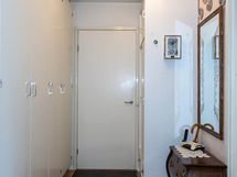 Eteisessä on myös huomioitu hyvin vaatesäilytys.