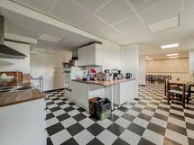 Taloyhtiön tilavassa kerhohuoneessa on myös keittiö