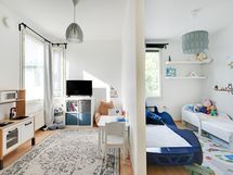 Toinen suurista makuuhuoneista on väliseinällä erotettu kahdeksi huoneeksi.