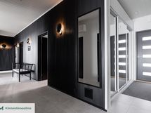 Yhteisissä tiloissa kaunis suurilaattainen lattia