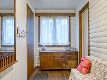 Pukuhuone eteisen ja kylpyhuoneen välissä.