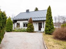 Koti sisääntulopihan puolelta