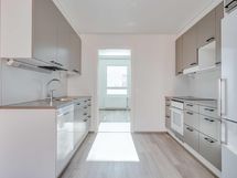 Sisä- ja parvekekuvat 5. kerroksen asunnosta B37 (60 m²)