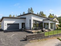 Kahden auton lämmin autotalli