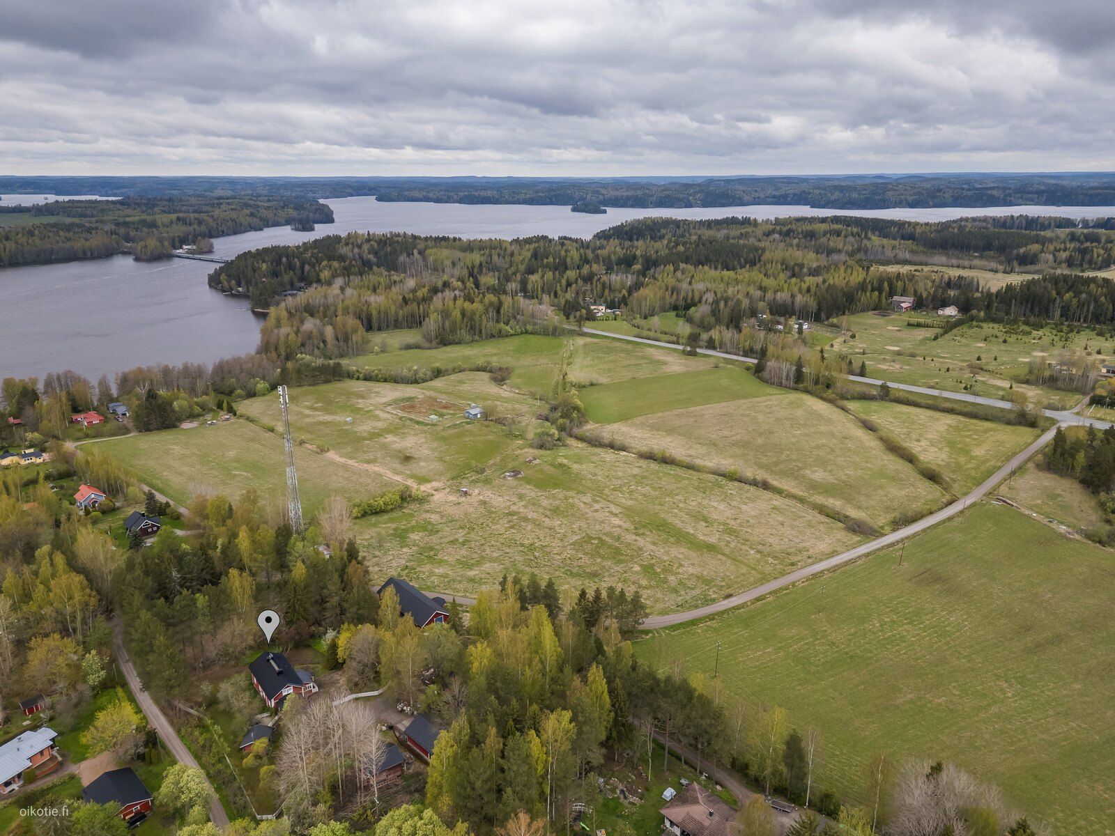 Kerrostalo, Olohuone, tupa, keittiö, eteinen,khh,kph/wc,wc, 2mh,vh,työtila, aula,kuisti,kellari, lasikuisti, 3,56 ha, Röylä