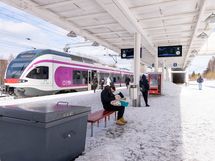 Juna-asemalle kävelee  alle10 minuutissa.